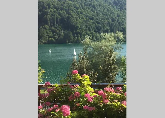 Casa A Schiera Fronte Lago Con Giardino