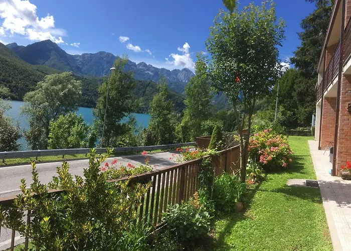 Casa A Schiera Fronte Lago Con Giardino