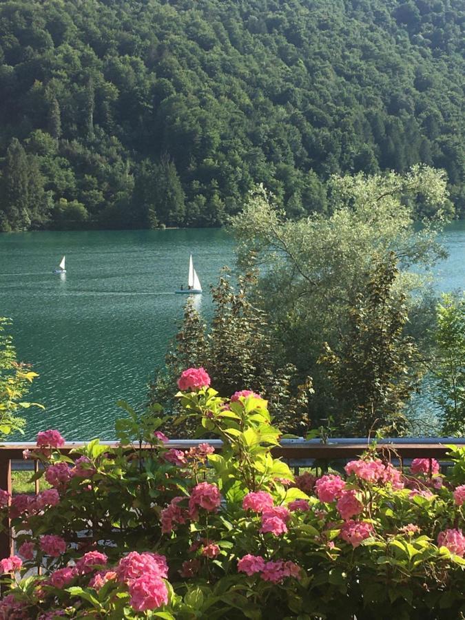 Holiday home Casa A Schiera Fronte Lago Con Giardino Barcis