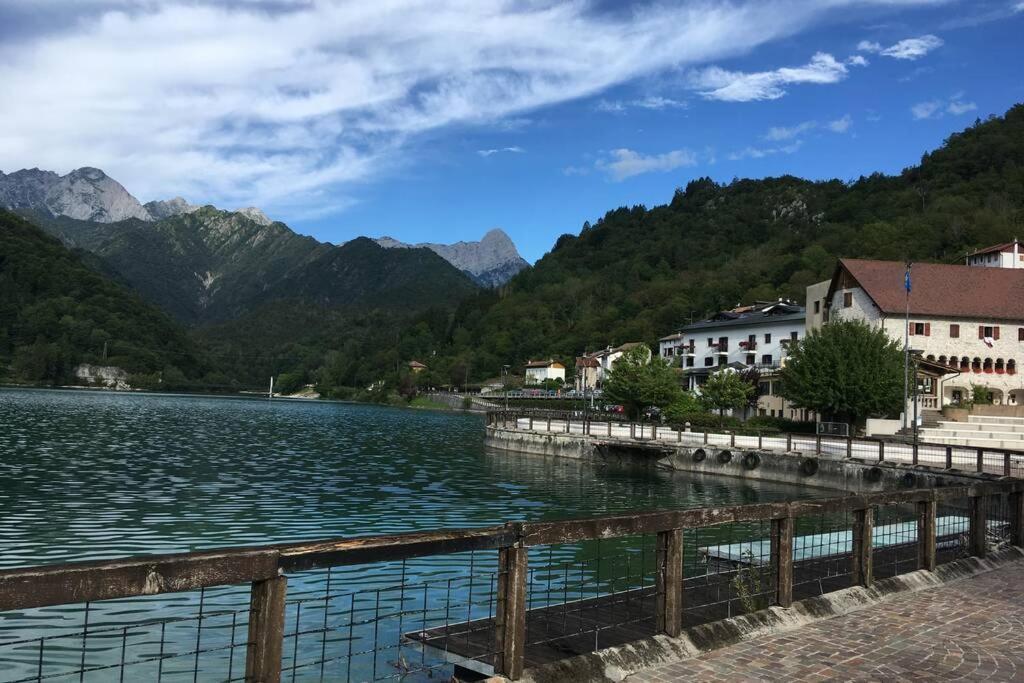 Casa A Schiera Fronte Lago Con Giardino Barcis