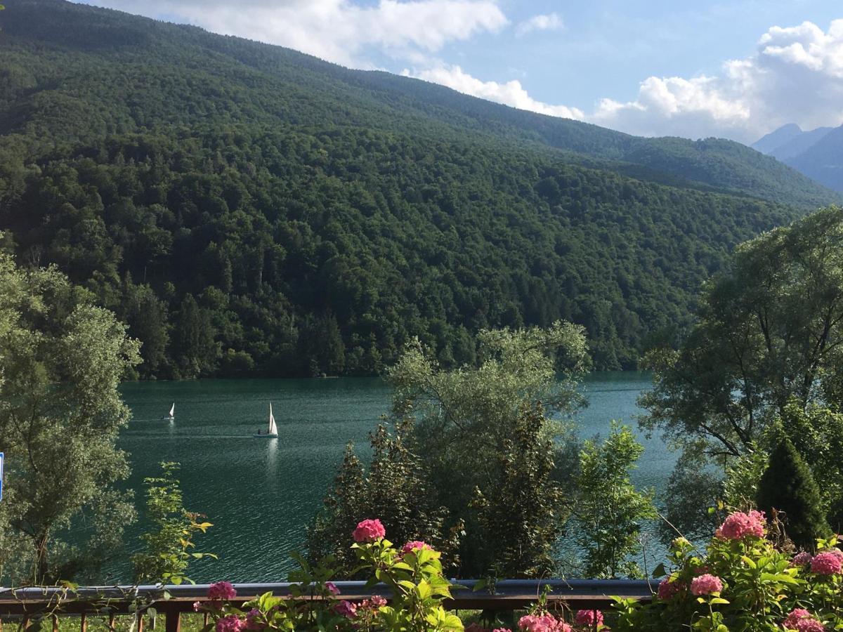 Casa A Schiera Fronte Lago Con Giardino Holiday home *