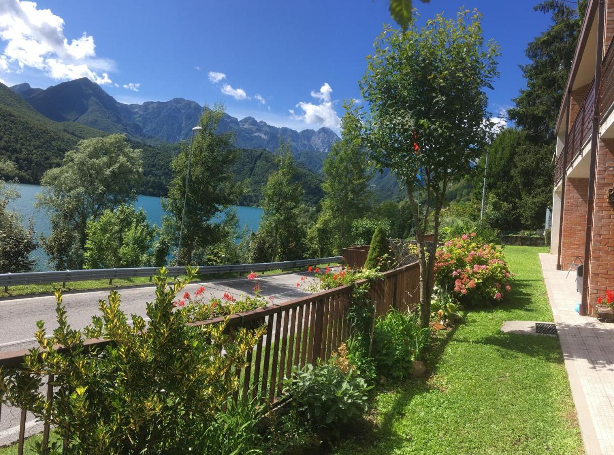 Casa A Schiera Fronte Con Giardino